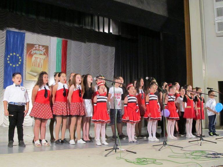 Горещи новини | Лясковец почете Солунските братя с шествие и концерт