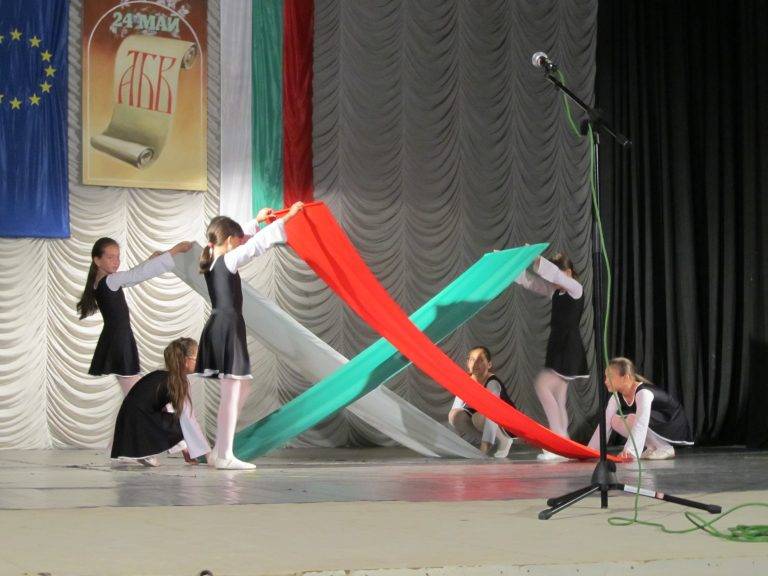 Лясковец почете Солунските братя с шествие и концерт