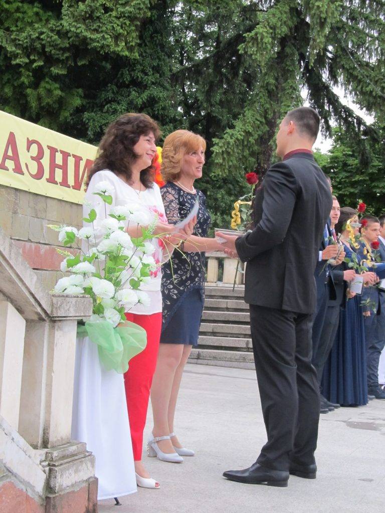 По червен килим в Лясковец мина десети по ред випуск