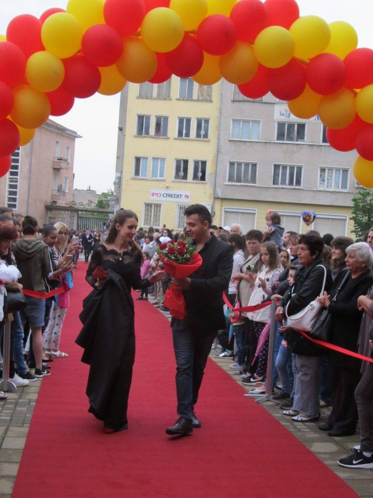 По червен килим в Лясковец мина десети по ред випуск