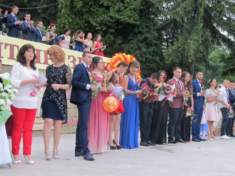 По червен килим в Лясковец мина десети по ред випуск