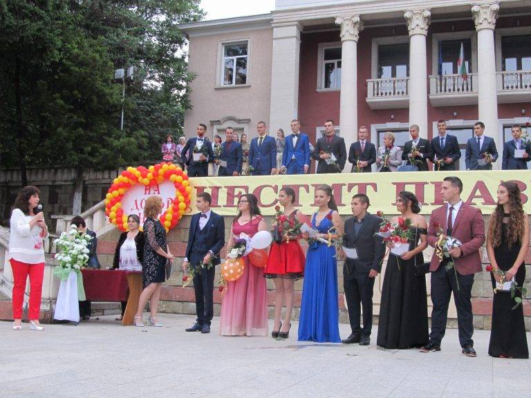 По червен килим в Лясковец мина десети по ред випуск