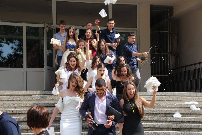 Горещи новини | В Езиковата гимназия 145 абитуриенти минаха по червен килим