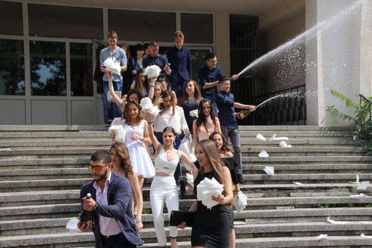 В Езиковата гимназия 145 абитуриенти минаха по червен килим