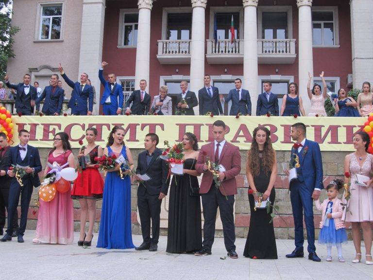 По червен килим в Лясковец мина десети по ред випуск