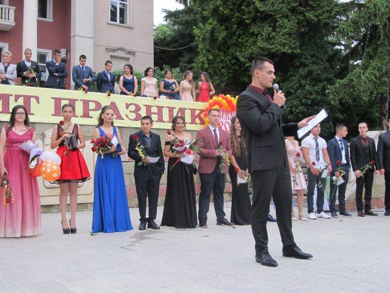 По червен килим в Лясковец мина десети по ред випуск