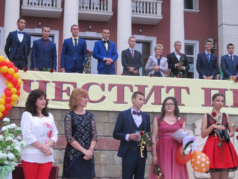 По червен килим в Лясковец мина десети по ред випуск