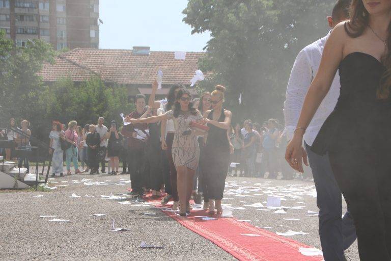 В Езиковата гимназия 145 абитуриенти минаха по червен килим