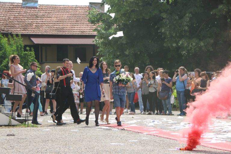 В Езиковата гимназия 145 абитуриенти минаха по червен килим