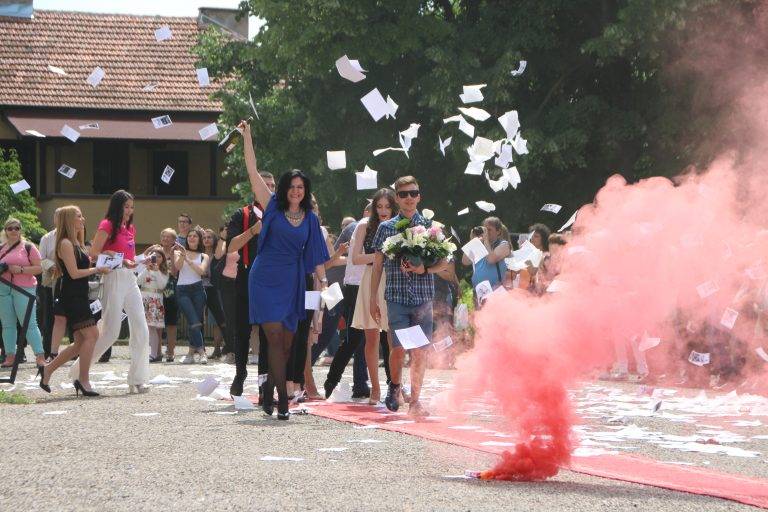 В Езиковата гимназия 145 абитуриенти минаха по червен килим