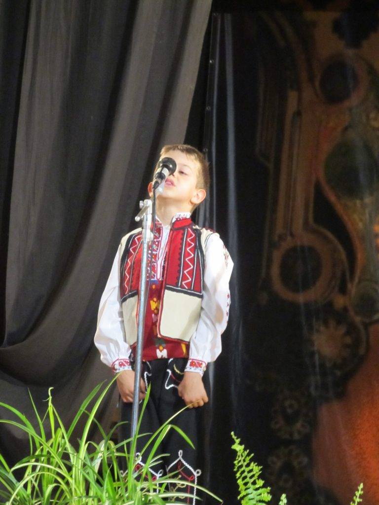 400 самодейци се надпяваха и надиграваха в Драгижево