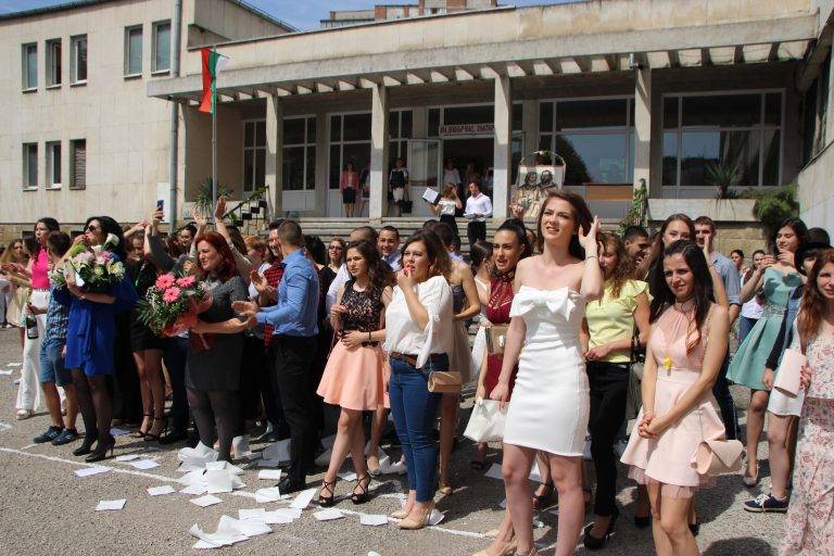 В Езиковата гимназия 145 абитуриенти минаха по червен килим