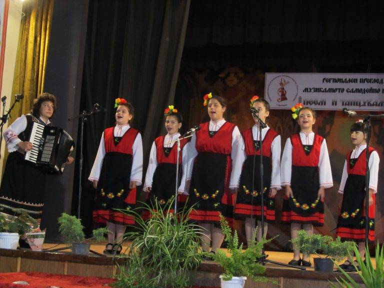 400 самодейци се надпяваха и надиграваха в Драгижево