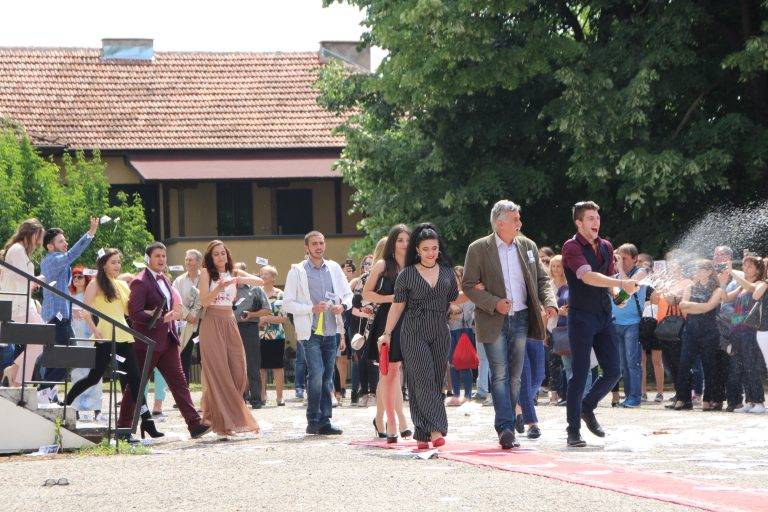 В Езиковата гимназия 145 абитуриенти минаха по червен килим