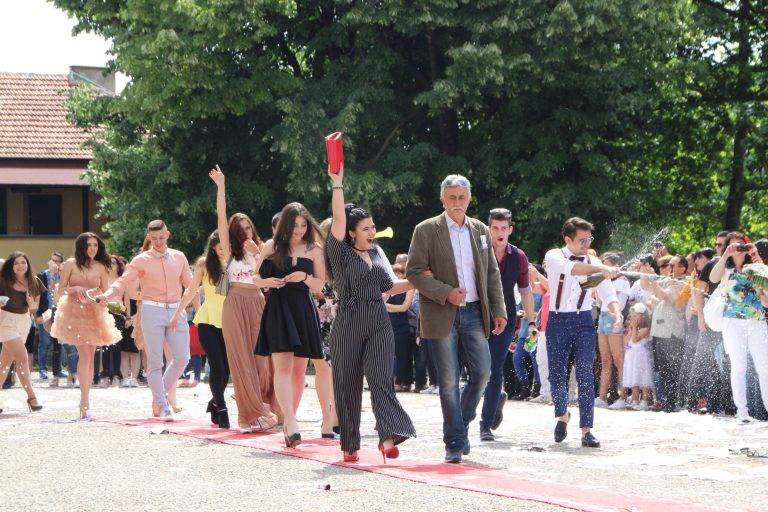 В Езиковата гимназия 145 абитуриенти минаха по червен килим