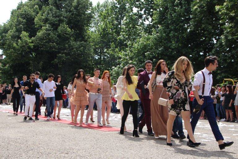 В Езиковата гимназия 145 абитуриенти минаха по червен килим