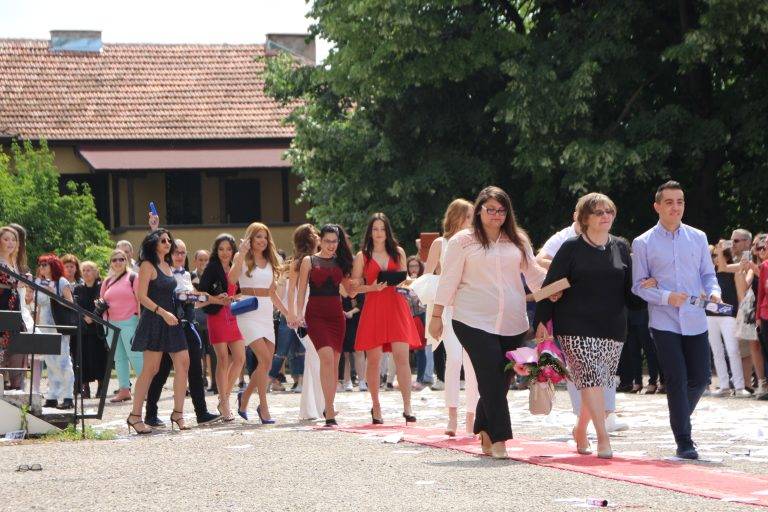 В Езиковата гимназия 145 абитуриенти минаха по червен килим