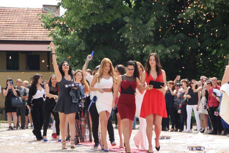 В Езиковата гимназия 145 абитуриенти минаха по червен килим