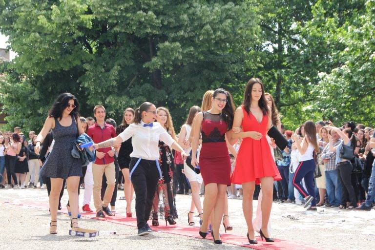 В Езиковата гимназия 145 абитуриенти минаха по червен килим