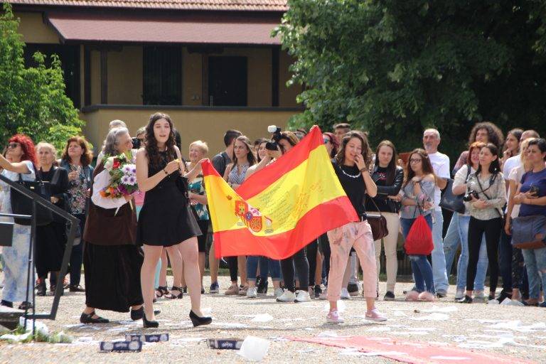 В Езиковата гимназия 145 абитуриенти минаха по червен килим