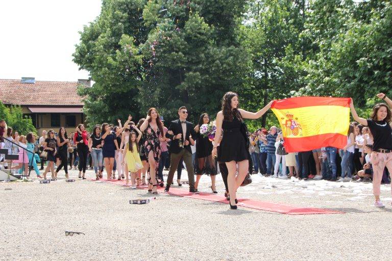 В Езиковата гимназия 145 абитуриенти минаха по червен килим