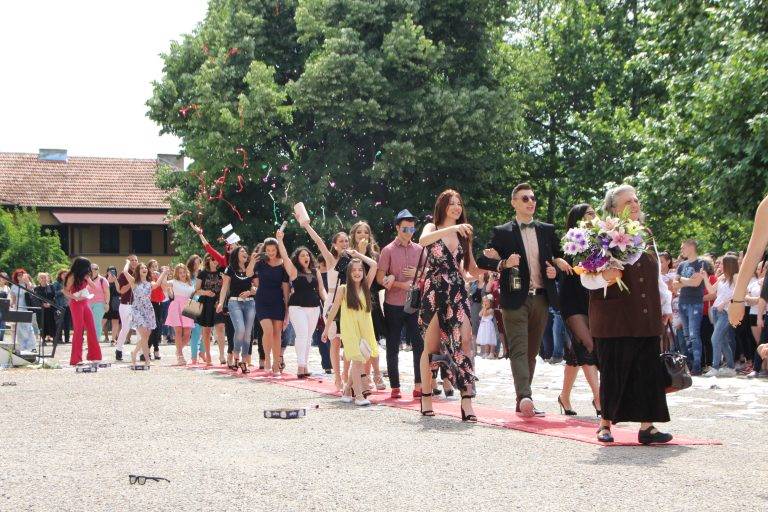 В Езиковата гимназия 145 абитуриенти минаха по червен килим