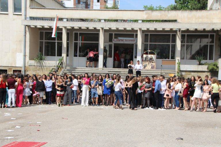 В Езиковата гимназия 145 абитуриенти минаха по червен килим