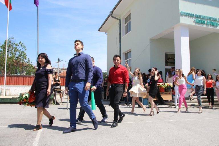 Горещи новини | В ПМГ „Васил Друмев“ пожелаха “На добър час!” на 145 абитуриенти