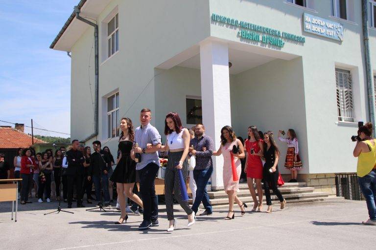 В ПМГ „Васил Друмев“ пожелаха “На добър час!” на 145 абитуриенти