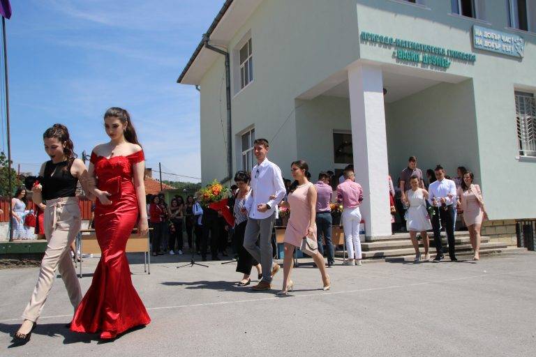 В ПМГ „Васил Друмев“ пожелаха “На добър час!” на 145 абитуриенти