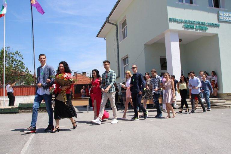 В ПМГ „Васил Друмев“ пожелаха “На добър час!” на 145 абитуриенти