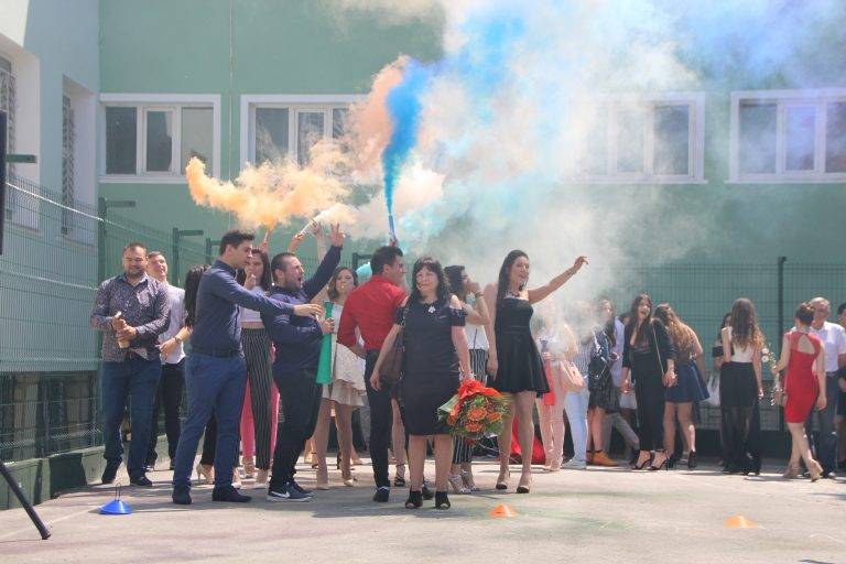 В ПМГ „Васил Друмев“ пожелаха “На добър час!” на 145 абитуриенти