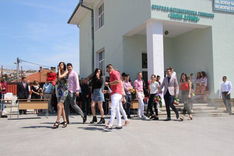 В ПМГ „Васил Друмев“ пожелаха “На добър час!” на 145 абитуриенти