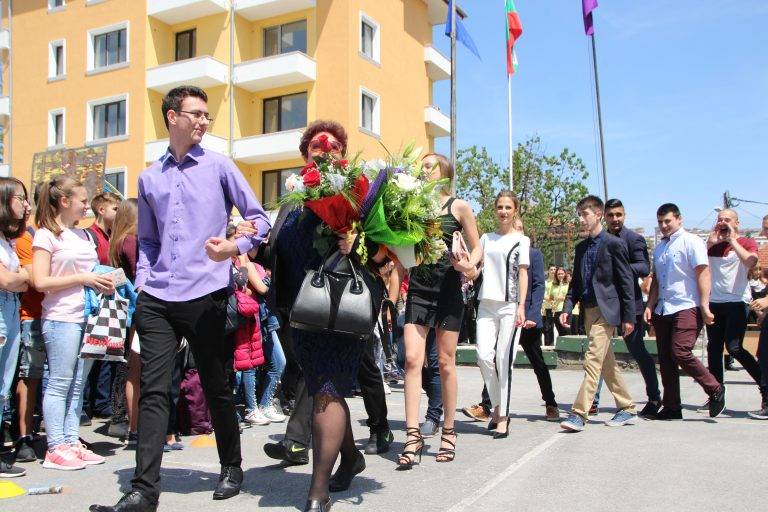 В ПМГ „Васил Друмев“ пожелаха “На добър час!” на 145 абитуриенти