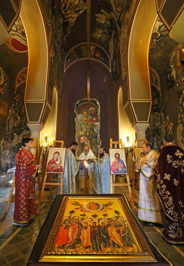 Българи и чужденци се събраха на литургия на Царевец