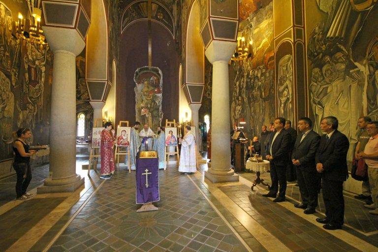 Общество | Българи и чужденци се събраха на литургия на Царевец