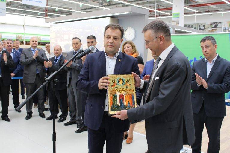 Хиляди “атакуваха” промоциите  на обновения “Практикер”