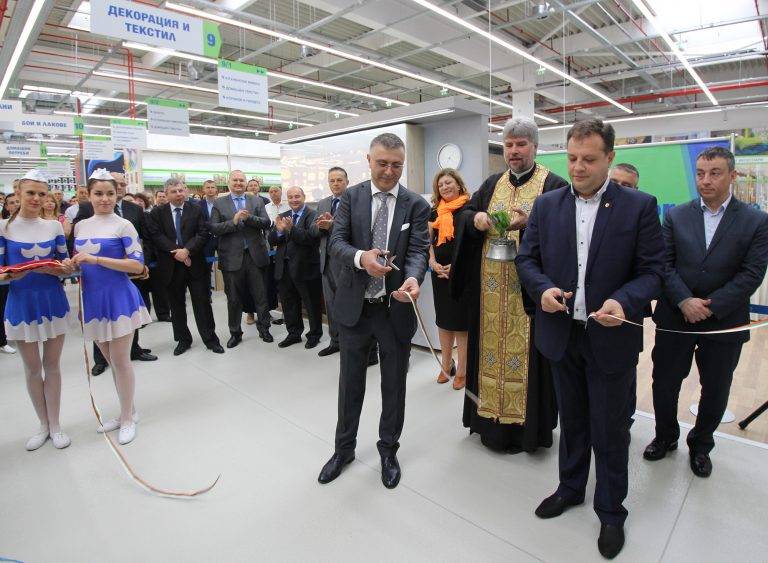 Горещи новини | Хиляди “атакуваха” промоциите  на обновения “Практикер”