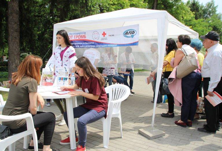 Здраве | Само за 2 часа 180 души си измериха  кръвната захар в клиника на открито