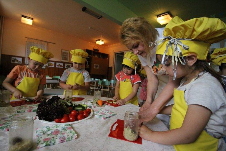 Общество | 240 малчугани от ДГ „Ален мак“  станаха посланици на Джейми Оливър