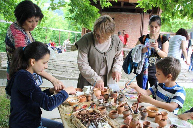 Горещи новини | Бит, занаяти и изкуство от Средновековието  оживяха в търновския  квартал „Асенов”