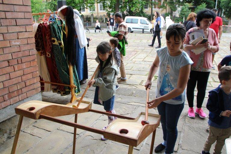 Бит, занаяти и изкуство от Средновековието  оживяха в търновския  квартал „Асенов”