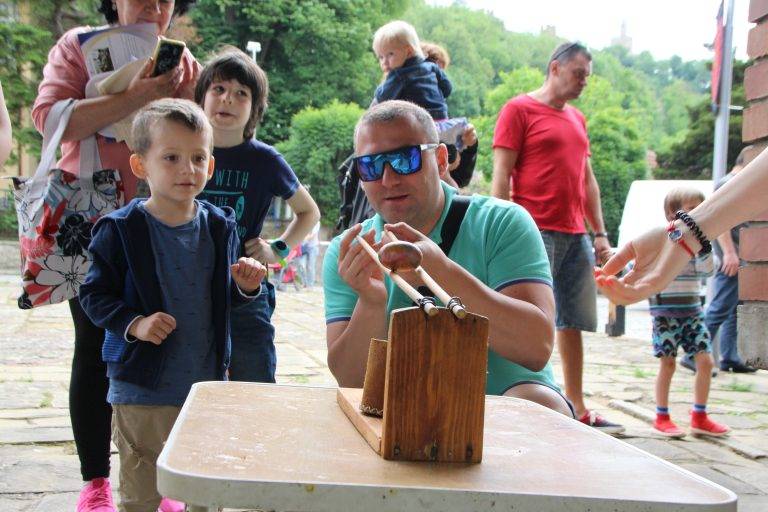 Бит, занаяти и изкуство от Средновековието  оживяха в търновския  квартал „Асенов”