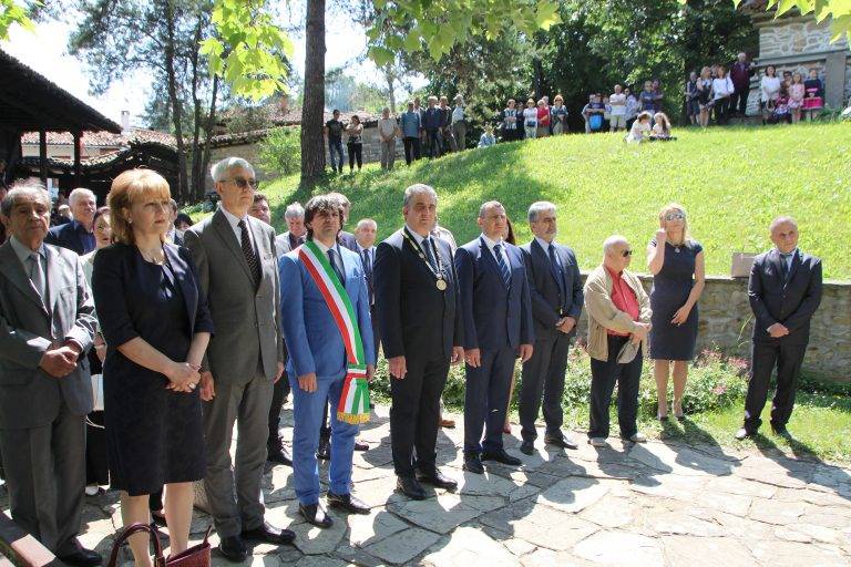 Горещи новини | Възрожденска Елена празнува обляна в слънце и светлина