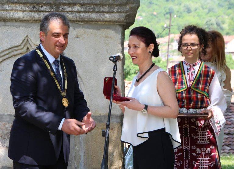 Възрожденска Елена празнува обляна в слънце и светлина