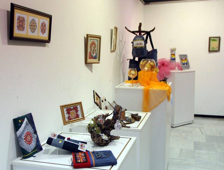 Магията на стъклото и шевицата събраха в изложба Мила Милчева и Снежана Данева