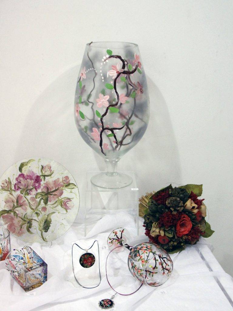 Магията на стъклото и шевицата събраха в изложба Мила Милчева и Снежана Данева