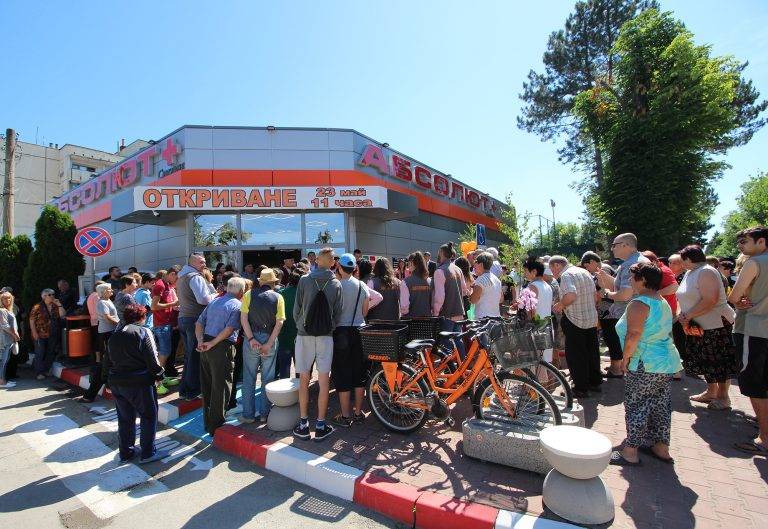 Горещи новини | Стотици дойдоха на откриването на втория  магазин от веригата “Абсолют+” в Павликени