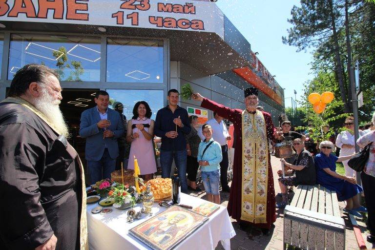 Стотици дойдоха на откриването на втория магазин от веригата “Абсолют+” в Павликени