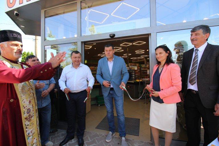 Стотици дойдоха на откриването на втория магазин от веригата “Абсолют+” в Павликени